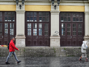 Наоблачење са кишом, током ноћи нагли пад температуре