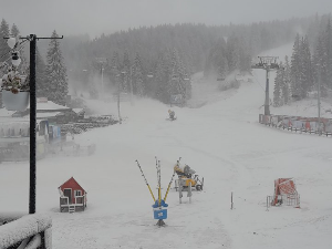 На Копаонику 10 центиметара снега, РХМЗ упозорава на олујни ветар, мећаву и снежне наносе