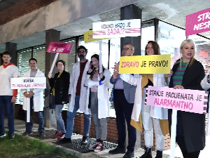 Протест пацијената дневне болнице за болести зависности 