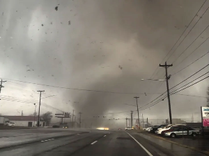 Невероватна прича из САД – бебу однео торнадо, пронашли је ушушкану у крошњи дрвета
