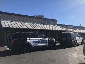 Наоружаним пљачкашима лопов украо кола за бекство током пљачке