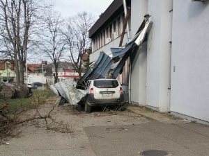 Олујни ветар у Лозници однео кров, оштећени аутомобили