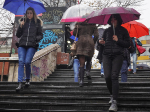 Облачно с кишом, на планинама снег