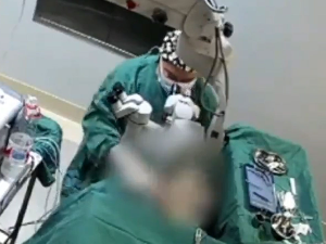 Кина: Гнев због хирурга који је ударао пацијенткињу током операције ока