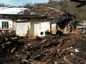 Породица Богдановић на Старој планини у пожару остала без куће, потребна им је помоћ