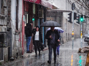 Облачно, ветровито и осетно хладније, киша ће понегде прећи у снег