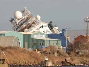 Преврнуо се амерички брод у Единбургу, десетине повређених