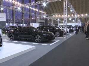 На Сајму аутомобила у Београду  најлуксузнији већ продати, мерцедеси иду као алва