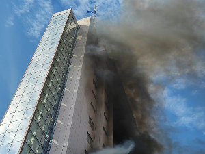 Димне бомбе бачене на зграду владе у Приштини