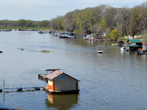 Данас променљиво облачно и топлије, увече киша