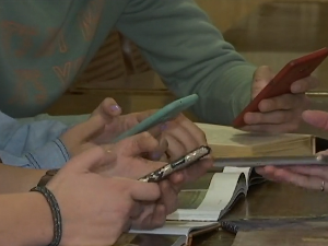 Може ли се забранити или ограничити употреба мобилних телефона у школама?