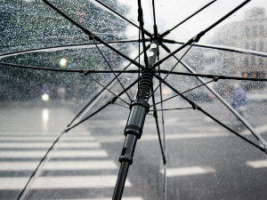 Спарно и топло, могући пљускови и грмљавине, у већем делу Србије на снази наранџасти метео аларм