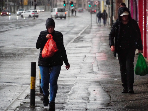 Облачно са кишом, на планинама снег 