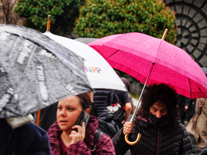Свежије с кишом и пљусковима, на планинама снег