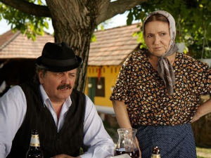 Село гори а баба се чешља