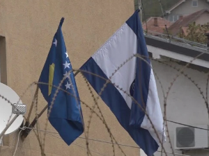 На полицијској станици у Лепосавићу истакнута застава тзв. државе Косово