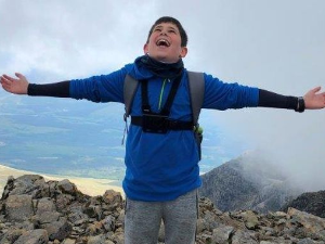 Лахлан, дечак на врху