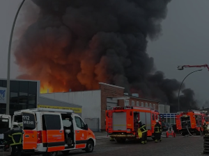Велики пожар у Хамбургу, ватрогасна служба упозорава на облак хемикалија