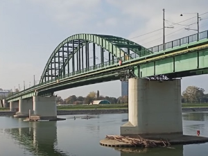 Градске власти одлучиле да сачекају са демонтажом старог Савског моста