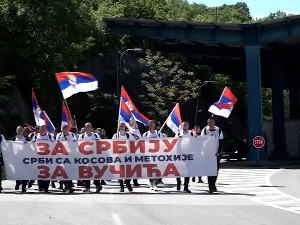 Група Срба са КиМ кренула пешице на скуп подршке председнику Вучићу