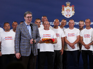 Вучић примио Србе са КиМ који су пешачили до Београда због скупа "Србија наде"
