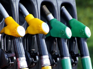 Поскупљује гориво – бензин  176, а дизел 182 динара