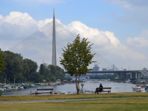 Облачно и топло, понегде могуће непогоде с градом и олујним ветром