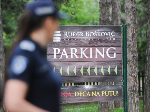 Тинејџерка ножем посекла друга и наставницу