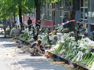 Србија тугује и испраћа страдале – цвеће и свеће на местима злочина
