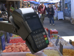 Плаћање картицама на три београдске пијаце – многи купци и даље сигурнији са готовином