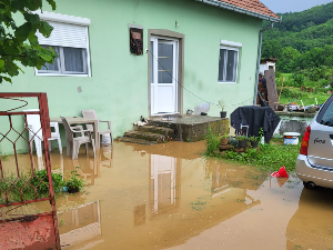 Јак пљусак у крушевачком крају, поплављена и дворишта