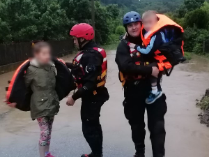 Шест особа, међу њима двоје деце, евакуисано из поплављеног подручја