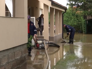 Обустављен саобраћај на прузи Београд-Ниш, бујица код Јагодине носила аутомобиле, ванредна ситуација у Чачку и Сокобањи