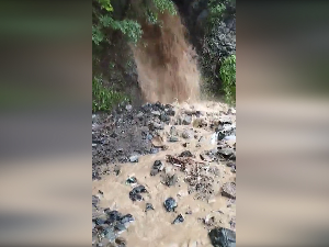 Одрони камења код Краљева услед падавина – прекид на саобраћајници, надлежни на терену