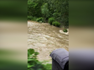 Слободан Шаренац снимио пробијање екипе РТС-а кроз бујице и поплаве