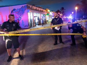 Пуцњава испред тржног центра у Илиноису – један мртав, 20 повређених