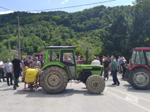 Малинари из неколико бајинобаштанских села блокирали раскрсницу у Рогачици