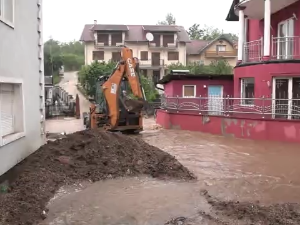 Напукао још један мост у Адранима; Пописује се штета широм земље, износи намештај, дезинфикују просторије