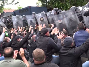 Снимци показују да су Петровић и Обреновић приведени пре почетка нереда у Звечану