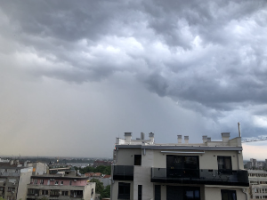 Облачно и свежије, местимично с кишом