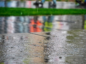 Пролећни ролеркостер – сунце, облаци и киша