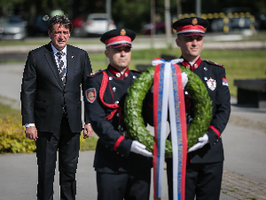 Гашић положио венце и честитао Дан полиције и Дан МУП-а