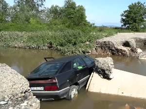 Бујица однела мост код Врњачке Бање, аутомобил упао у корито Градачке реке