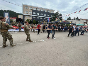 Лепосавић, Срби и војници Кфора одмеравају снаге конопцем
