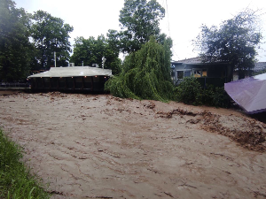 Невреме захватило Врњачку Бању, реке се сливају улицама 