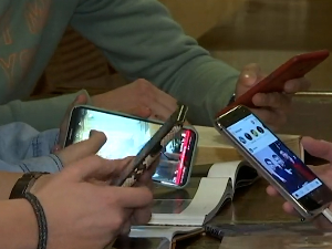 "Црвени аларм" због опасних Тик-ток изазова – деца истрчавају пред возила и гутају капсуле