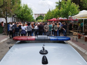 Срби се и даље окупљају испред зграда општина на северу КиМ; Ескобар: Курти има два дана да одговори на наше захтеве