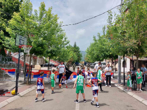 Звечан, најмлађи кошаркаши одиграли утакмицу испред заштитне ограде Кфора