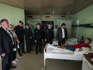 Гашић посетио рањеног полицајца у Сомбору: Нећемо дозволити да буду мете