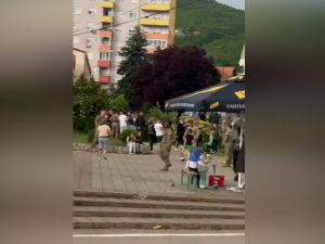 Војници америчког Кфора играли се с децом у Лепосавићу